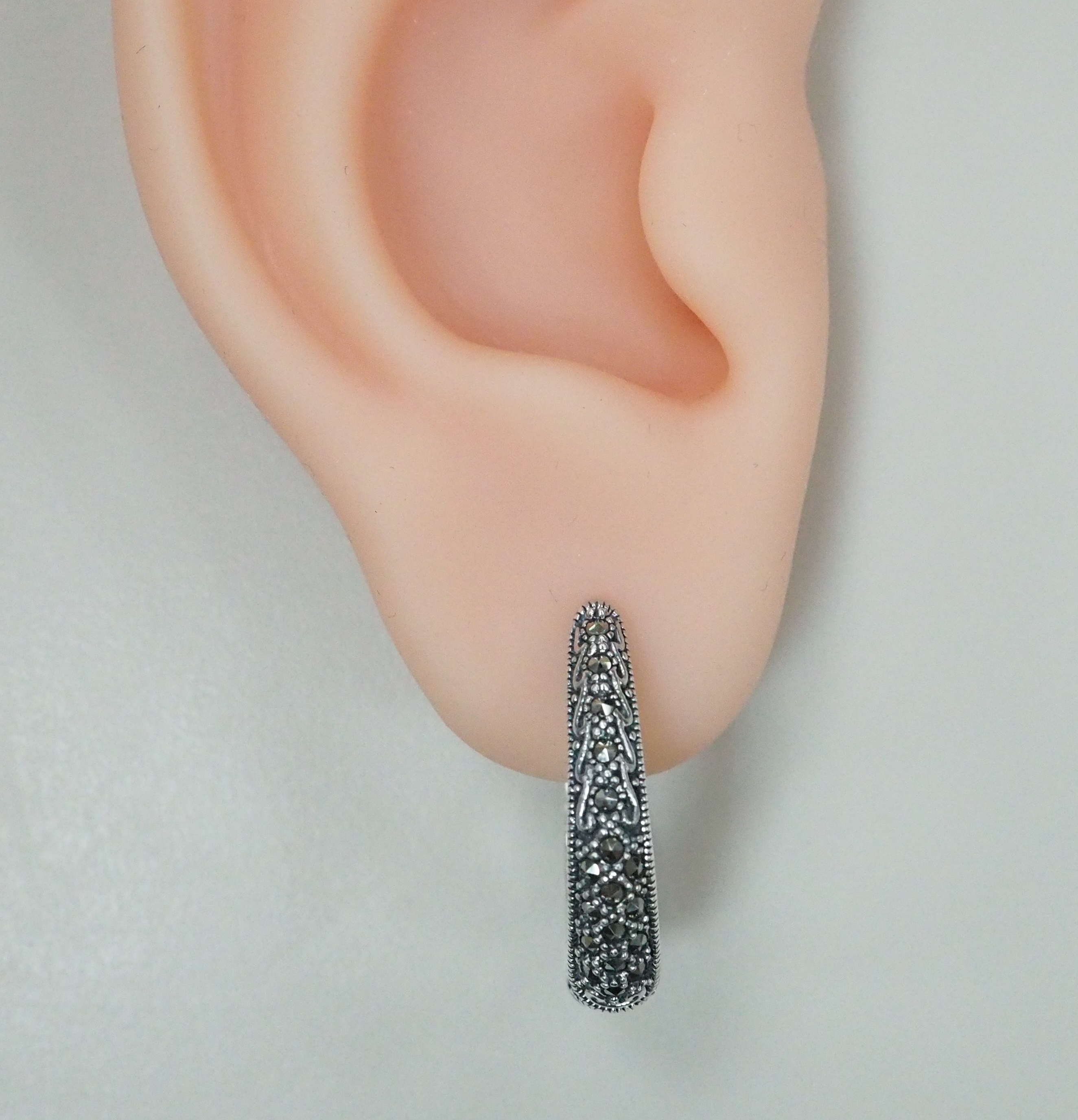 Серебряные серьги 925 пробы; оксидирование; вставки 36 Марказит;